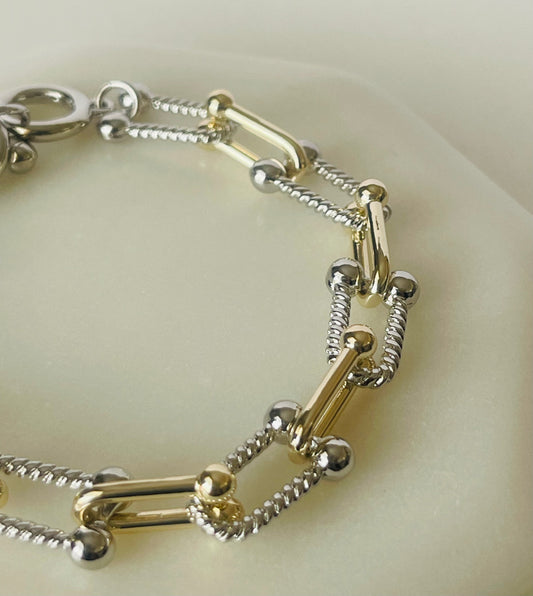 U Link Shape Toggle Bracelet